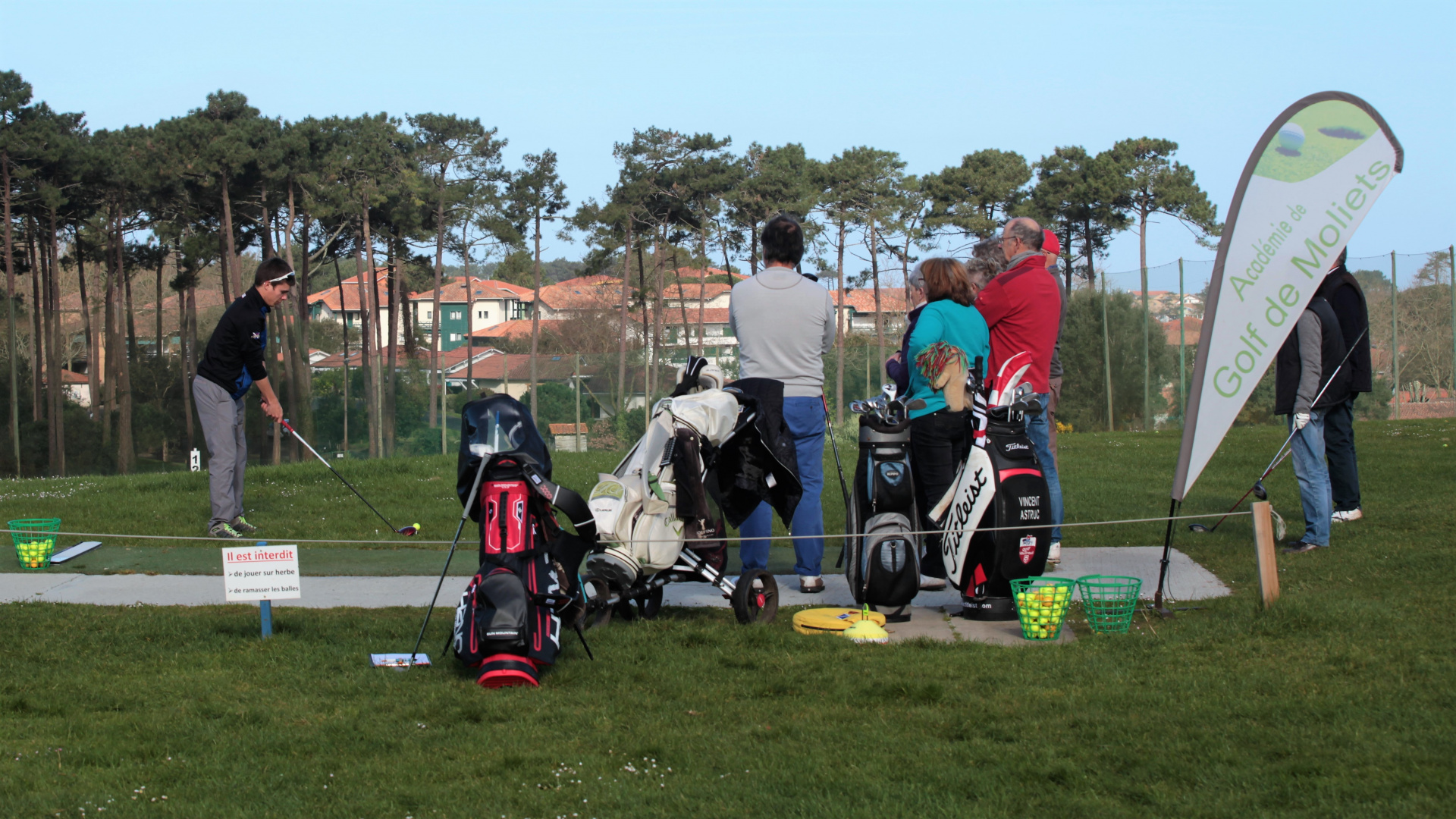 Inscrivez-vous aux initiations gratuites sur le practice tout les dimanches Du Golf de Moliets : parcours 9 trous, 18 trous plus beaux golfs des Landes, entre Bordeaux et Biarritz en Aquitaine. A côté de la forêt, de l’océan, réservez vos green-fee