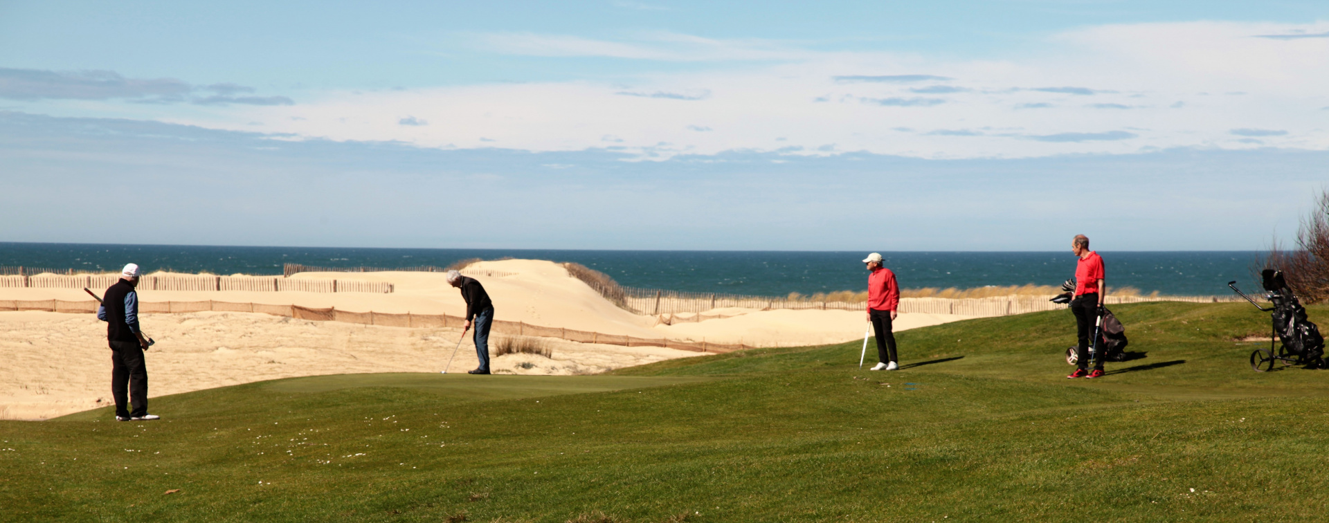 Venez jouer sous le soleil du golf de moliets et découvrez nos greens vue sur l'océan Du Golf de Moliets : parcours 9 trous, 18 trous plus beaux golfs des Landes, entre Bordeaux et Biarritz en Aquitaine. A côté de la forêt, de l’océan, réservez v